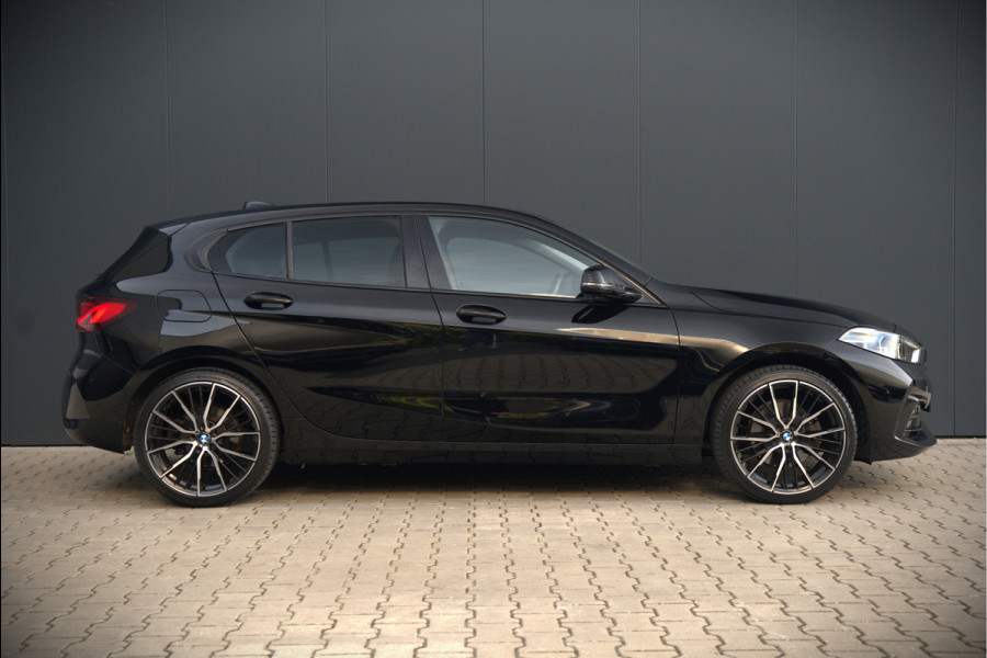 BMW 1-serie 118i High Executive Edition | Virtual Dash | Apple Carplay | Stoelverwarming | Leer | Led | Keyless | PDC | Shadow Line | Automaat | M Sport Stuur | Climate Control | Cruise Control |