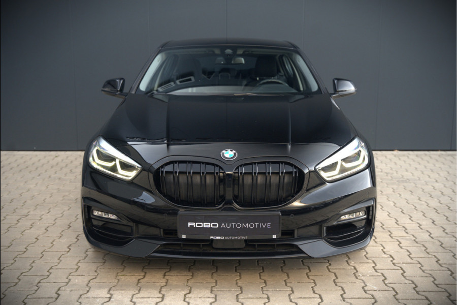 BMW 1-serie 118i High Executive Edition | Virtual Dash | Apple Carplay | Stoelverwarming | Leer | Led | Keyless | PDC | Shadow Line | Automaat | M Sport Stuur | Climate Control | Cruise Control |