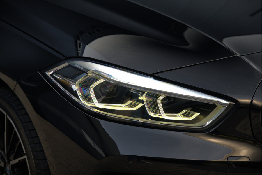 BMW 1-serie 118i High Executive Edition | Virtual Dash | Apple Carplay | Stoelverwarming | Leer | Led | Keyless | PDC | Shadow Line | Automaat | M Sport Stuur | Climate Control | Cruise Control |