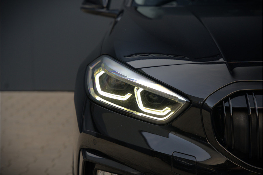 BMW 1-serie 118i High Executive Edition | Virtual Dash | Apple Carplay | Stoelverwarming | Leer | Led | Keyless | PDC | Shadow Line | Automaat | M Sport Stuur | Climate Control | Cruise Control |