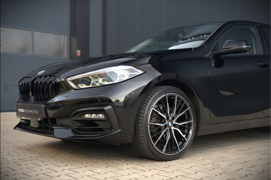 BMW 1-serie 118i High Executive Edition | Virtual Dash | Apple Carplay | Stoelverwarming | Leer | Led | Keyless | PDC | Shadow Line | Automaat | M Sport Stuur | Climate Control | Cruise Control |