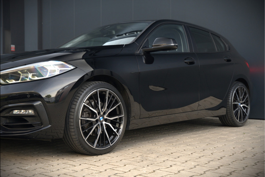 BMW 1-serie 118i High Executive Edition | Virtual Dash | Apple Carplay | Stoelverwarming | Leer | Led | Keyless | PDC | Shadow Line | Automaat | M Sport Stuur | Climate Control | Cruise Control |