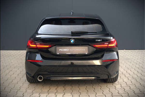BMW 1-serie 118i High Executive Edition | Virtual Dash | Apple Carplay | Stoelverwarming | Leer | Led | Keyless | PDC | Shadow Line | Automaat | M Sport Stuur | Climate Control | Cruise Control |