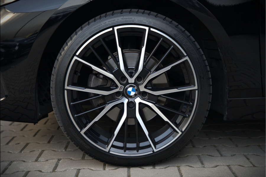 BMW 1-serie 118i High Executive Edition | Virtual Dash | Apple Carplay | Stoelverwarming | Leer | Led | Keyless | PDC | Shadow Line | Automaat | M Sport Stuur | Climate Control | Cruise Control |