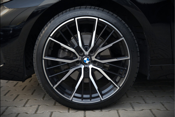 BMW 1-serie 118i High Executive Edition | Virtual Dash | Apple Carplay | Stoelverwarming | Leer | Led | Keyless | PDC | Shadow Line | Automaat | M Sport Stuur | Climate Control | Cruise Control |