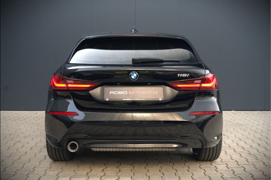 BMW 1-serie 118i High Executive Edition | Virtual Dash | Apple Carplay | Stoelverwarming | Leer | Led | Keyless | PDC | Shadow Line | Automaat | M Sport Stuur | Climate Control | Cruise Control |