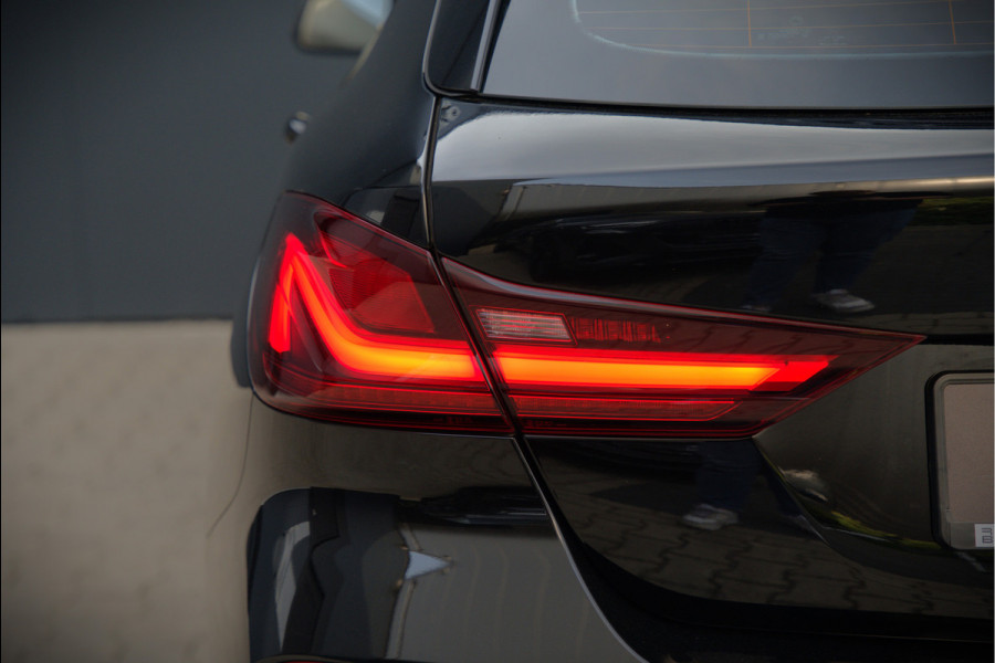 BMW 1-serie 118i High Executive Edition | Virtual Dash | Apple Carplay | Stoelverwarming | Leer | Led | Keyless | PDC | Shadow Line | Automaat | M Sport Stuur | Climate Control | Cruise Control |