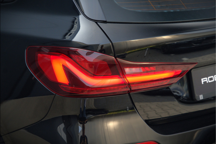 BMW 1-serie 118i High Executive Edition | Virtual Dash | Apple Carplay | Stoelverwarming | Leer | Led | Keyless | PDC | Shadow Line | Automaat | M Sport Stuur | Climate Control | Cruise Control |