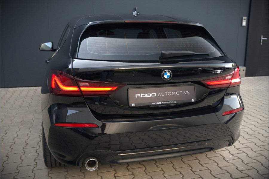 BMW 1-serie 118i High Executive Edition | Virtual Dash | Apple Carplay | Stoelverwarming | Leer | Led | Keyless | PDC | Shadow Line | Automaat | M Sport Stuur | Climate Control | Cruise Control |
