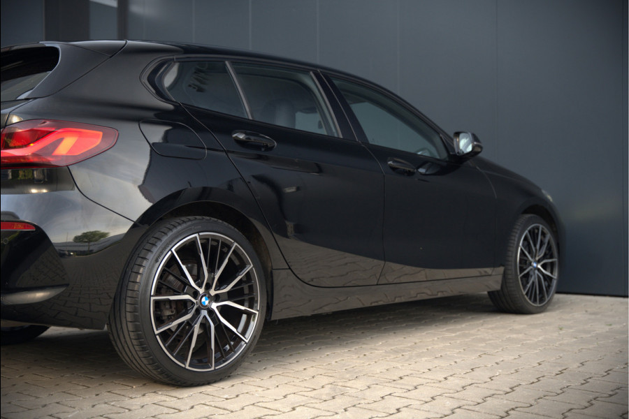 BMW 1-serie 118i High Executive Edition | Virtual Dash | Apple Carplay | Stoelverwarming | Leer | Led | Keyless | PDC | Shadow Line | Automaat | M Sport Stuur | Climate Control | Cruise Control |