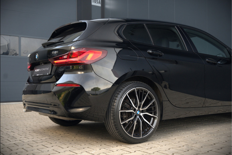 BMW 1-serie 118i High Executive Edition | Virtual Dash | Apple Carplay | Stoelverwarming | Leer | Led | Keyless | PDC | Shadow Line | Automaat | M Sport Stuur | Climate Control | Cruise Control |