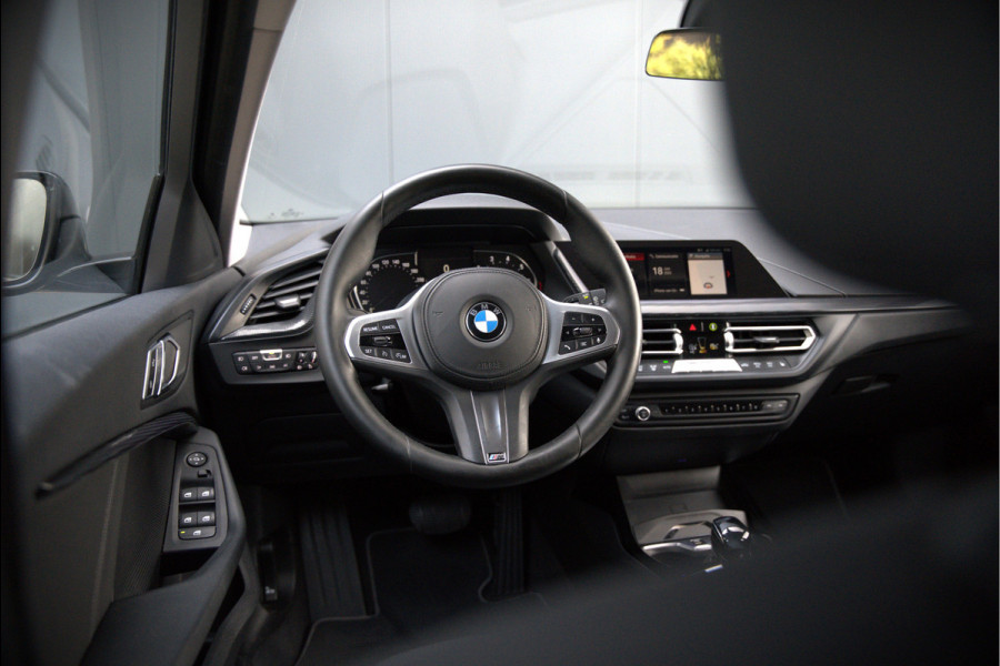 BMW 1-serie 118i High Executive Edition | Virtual Dash | Apple Carplay | Stoelverwarming | Leer | Led | Keyless | PDC | Shadow Line | Automaat | M Sport Stuur | Climate Control | Cruise Control |