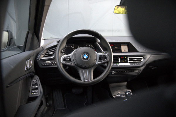 BMW 1-serie 118i High Executive Edition | Virtual Dash | Apple Carplay | Stoelverwarming | Leer | Led | Keyless | PDC | Shadow Line | Automaat | M Sport Stuur | Climate Control | Cruise Control |
