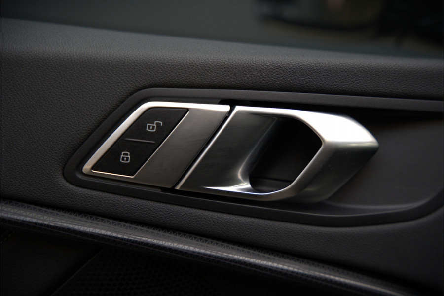 BMW 1-serie 118i High Executive Edition | Virtual Dash | Apple Carplay | Stoelverwarming | Leer | Led | Keyless | PDC | Shadow Line | Automaat | M Sport Stuur | Climate Control | Cruise Control |