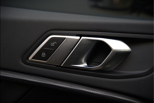 BMW 1-serie 118i High Executive Edition | Virtual Dash | Apple Carplay | Stoelverwarming | Leer | Led | Keyless | PDC | Shadow Line | Automaat | M Sport Stuur | Climate Control | Cruise Control |