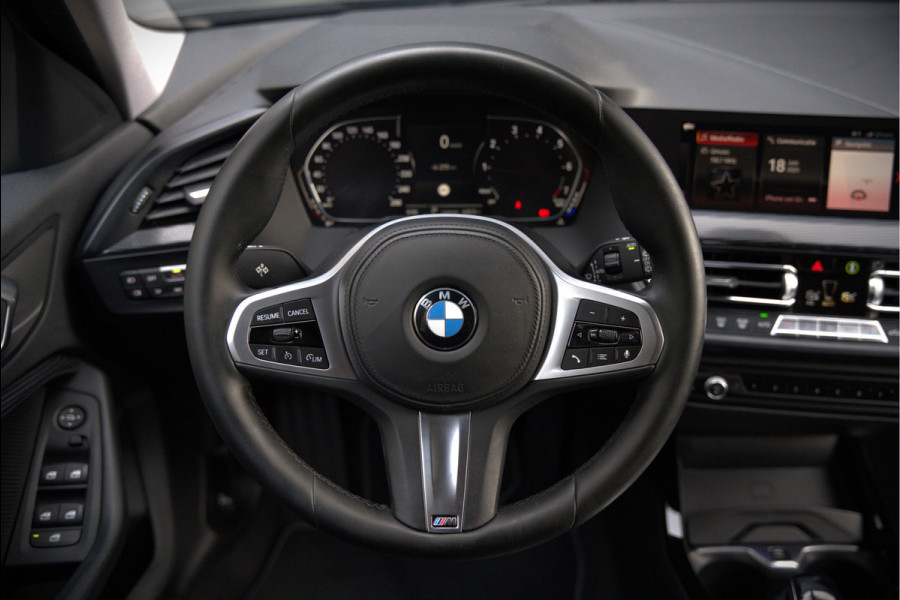 BMW 1-serie 118i High Executive Edition | Virtual Dash | Apple Carplay | Stoelverwarming | Leer | Led | Keyless | PDC | Shadow Line | Automaat | M Sport Stuur | Climate Control | Cruise Control |