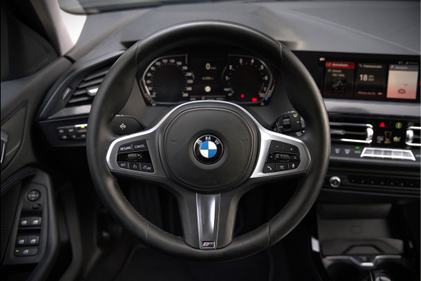 BMW 1-serie 118i High Executive Edition | Virtual Dash | Apple Carplay | Stoelverwarming | Leer | Led | Keyless | PDC | Shadow Line | Automaat | M Sport Stuur | Climate Control | Cruise Control |