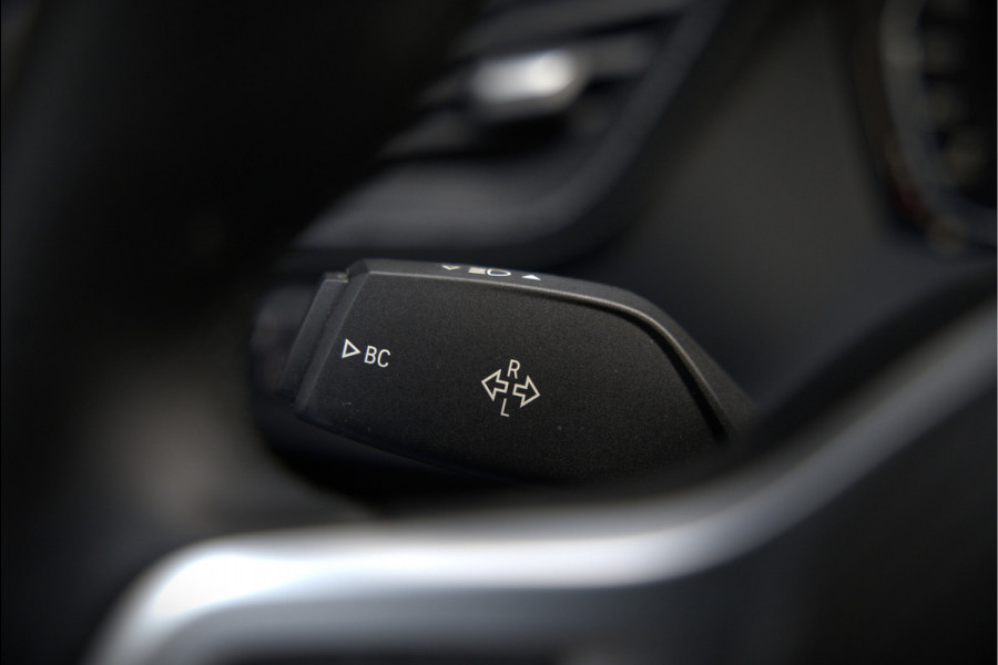 BMW 1-serie 118i High Executive Edition | Virtual Dash | Apple Carplay | Stoelverwarming | Leer | Led | Keyless | PDC | Shadow Line | Automaat | M Sport Stuur | Climate Control | Cruise Control |