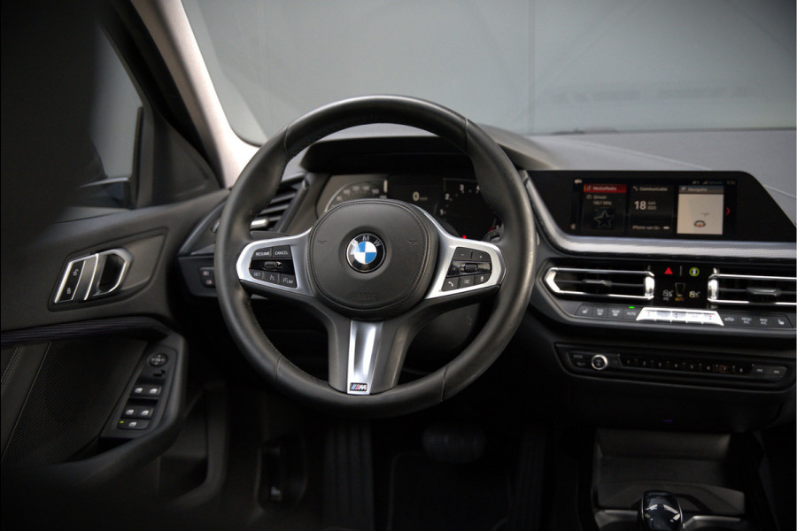BMW 1-serie 118i High Executive Edition | Virtual Dash | Apple Carplay | Stoelverwarming | Leer | Led | Keyless | PDC | Shadow Line | Automaat | M Sport Stuur | Climate Control | Cruise Control |