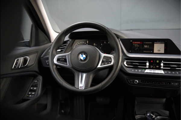 BMW 1-serie 118i High Executive Edition | Virtual Dash | Apple Carplay | Stoelverwarming | Leer | Led | Keyless | PDC | Shadow Line | Automaat | M Sport Stuur | Climate Control | Cruise Control |
