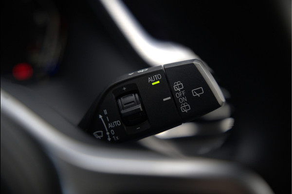 BMW 1-serie 118i High Executive Edition | Virtual Dash | Apple Carplay | Stoelverwarming | Leer | Led | Keyless | PDC | Shadow Line | Automaat | M Sport Stuur | Climate Control | Cruise Control |