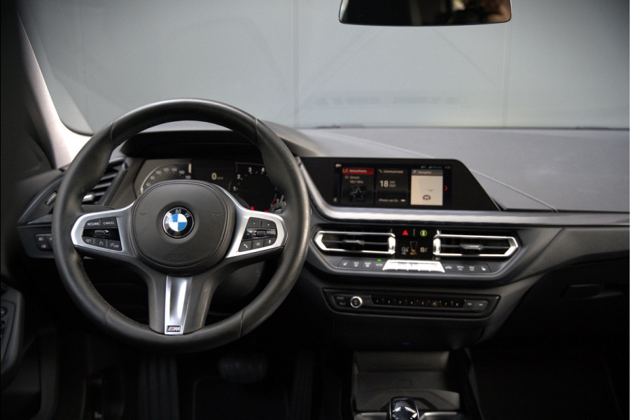 BMW 1-serie 118i High Executive Edition | Virtual Dash | Apple Carplay | Stoelverwarming | Leer | Led | Keyless | PDC | Shadow Line | Automaat | M Sport Stuur | Climate Control | Cruise Control |