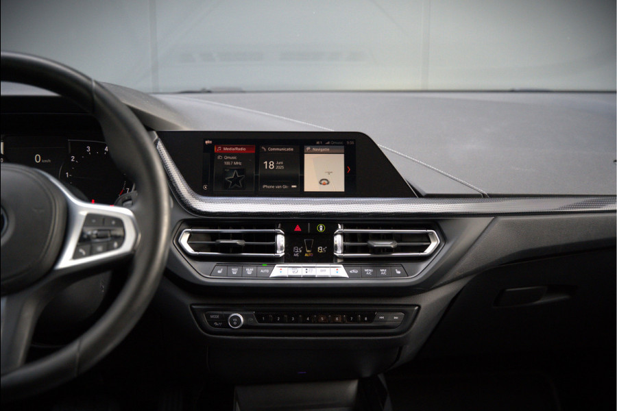 BMW 1-serie 118i High Executive Edition | Virtual Dash | Apple Carplay | Stoelverwarming | Leer | Led | Keyless | PDC | Shadow Line | Automaat | M Sport Stuur | Climate Control | Cruise Control |
