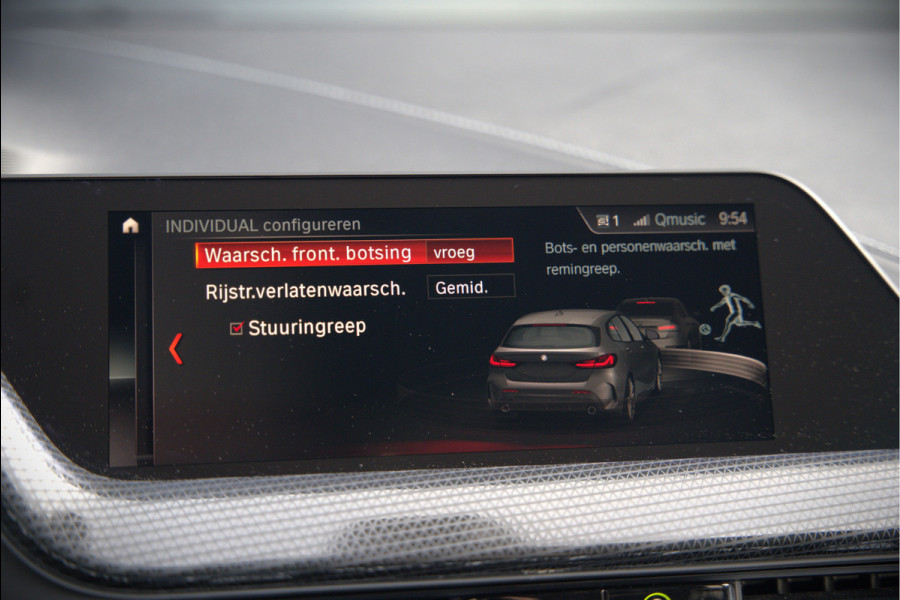 BMW 1-serie 118i High Executive Edition | Virtual Dash | Apple Carplay | Stoelverwarming | Leer | Led | Keyless | PDC | Shadow Line | Automaat | M Sport Stuur | Climate Control | Cruise Control |