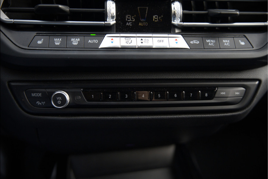 BMW 1-serie 118i High Executive Edition | Virtual Dash | Apple Carplay | Stoelverwarming | Leer | Led | Keyless | PDC | Shadow Line | Automaat | M Sport Stuur | Climate Control | Cruise Control |