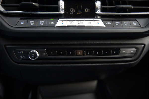 BMW 1-serie 118i High Executive Edition | Virtual Dash | Apple Carplay | Stoelverwarming | Leer | Led | Keyless | PDC | Shadow Line | Automaat | M Sport Stuur | Climate Control | Cruise Control |