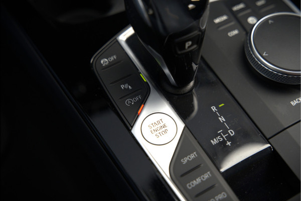 BMW 1-serie 118i High Executive Edition | Virtual Dash | Apple Carplay | Stoelverwarming | Leer | Led | Keyless | PDC | Shadow Line | Automaat | M Sport Stuur | Climate Control | Cruise Control |