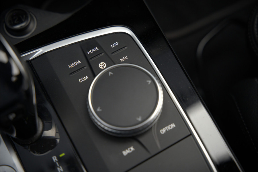 BMW 1-serie 118i High Executive Edition | Virtual Dash | Apple Carplay | Stoelverwarming | Leer | Led | Keyless | PDC | Shadow Line | Automaat | M Sport Stuur | Climate Control | Cruise Control |