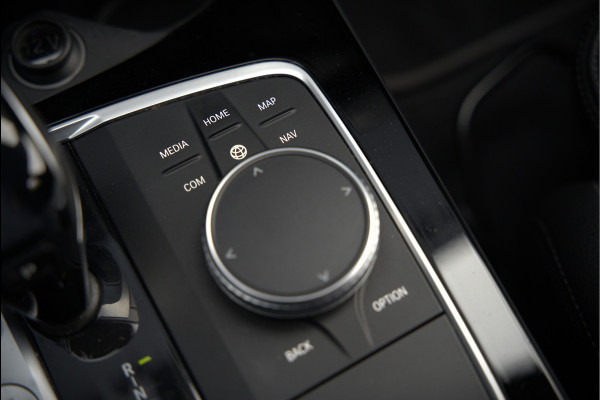 BMW 1-serie 118i High Executive Edition | Virtual Dash | Apple Carplay | Stoelverwarming | Leer | Led | Keyless | PDC | Shadow Line | Automaat | M Sport Stuur | Climate Control | Cruise Control |