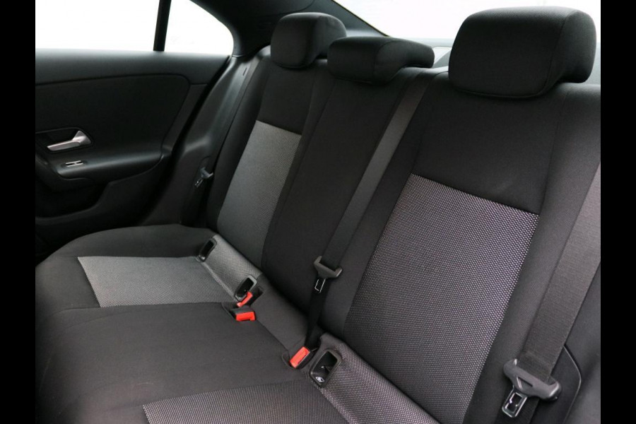 Mercedes-Benz CLA-Klasse 180 Aut. Business Sol. | LED |  Navi | Camera |