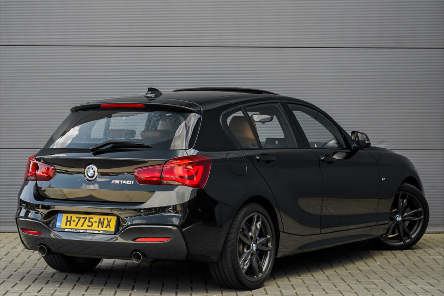 BMW 1-serie M140i Shadow Schuifdak H/K Stuurverw Camera CarPlay Leer