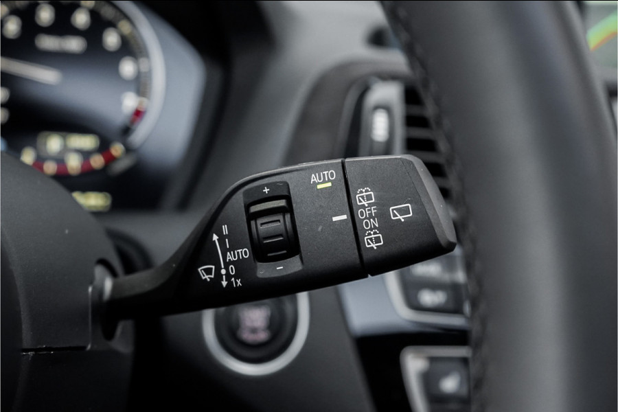 BMW 1-serie M140i Shadow Schuifdak H/K Stuurverw Camera CarPlay Leer