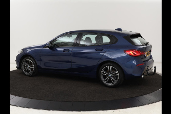 BMW 1-serie 118i Intro Ed. | Carplay | Full LED | Sportstoelen | Navigatie | Climate control | Bleutooth | PDC | Trekhaak | Sfeerverlichting