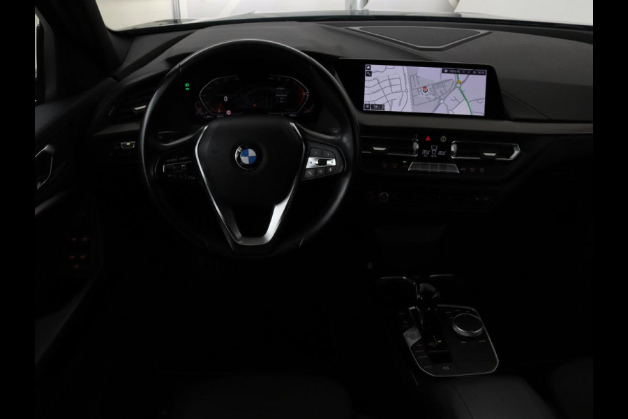 BMW 1-serie 118i Intro Ed. | Carplay | Full LED | Sportstoelen | Navigatie | Climate control | Bleutooth | PDC | Trekhaak | Sfeerverlichting