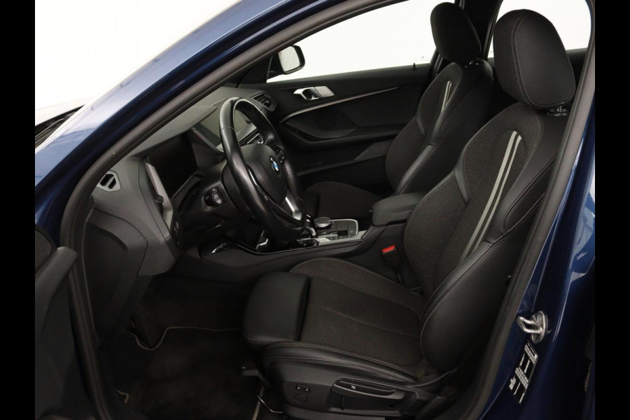 BMW 1-serie 118i Intro Ed. | Carplay | Full LED | Sportstoelen | Navigatie | Climate control | Bleutooth | PDC | Trekhaak | Sfeerverlichting