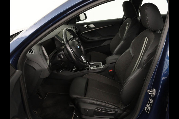 BMW 1-serie 118i Intro Ed. | Carplay | Full LED | Sportstoelen | Navigatie | Climate control | Bleutooth | PDC | Trekhaak | Sfeerverlichting