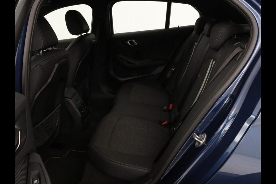 BMW 1-serie 118i Intro Ed. | Carplay | Full LED | Sportstoelen | Navigatie | Climate control | Bleutooth | PDC | Trekhaak | Sfeerverlichting