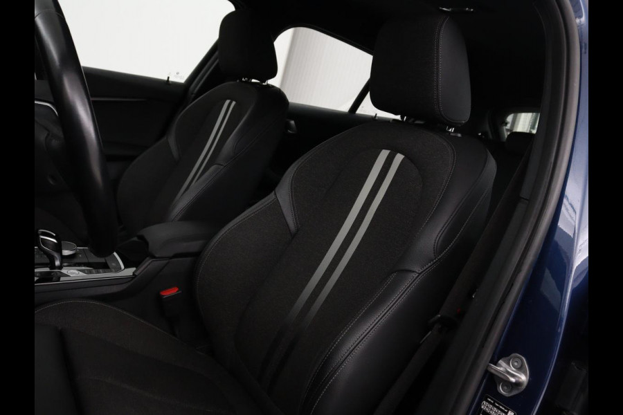 BMW 1-serie 118i Intro Ed. | Carplay | Full LED | Sportstoelen | Navigatie | Climate control | Bleutooth | PDC | Trekhaak | Sfeerverlichting
