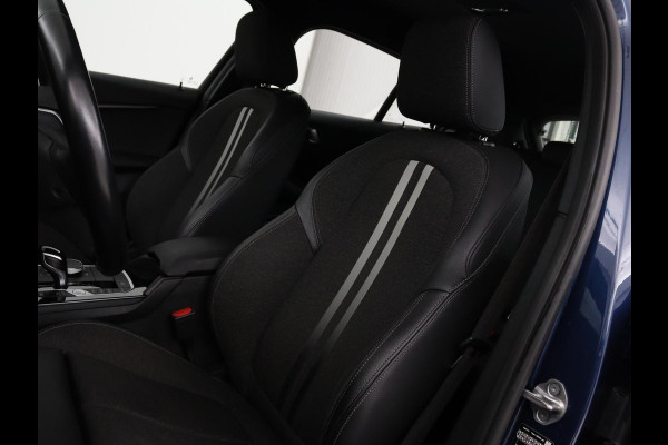 BMW 1-serie 118i Intro Ed. | Carplay | Full LED | Sportstoelen | Navigatie | Climate control | Bleutooth | PDC | Trekhaak | Sfeerverlichting