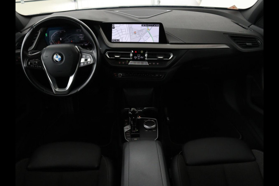 BMW 1-serie 118i Intro Ed. | Carplay | Full LED | Sportstoelen | Navigatie | Climate control | Bleutooth | PDC | Trekhaak | Sfeerverlichting