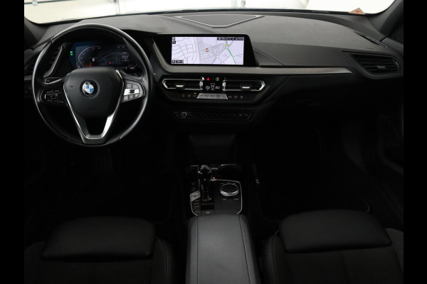 BMW 1-serie 118i Intro Ed. | Carplay | Full LED | Sportstoelen | Navigatie | Climate control | Bleutooth | PDC | Trekhaak | Sfeerverlichting