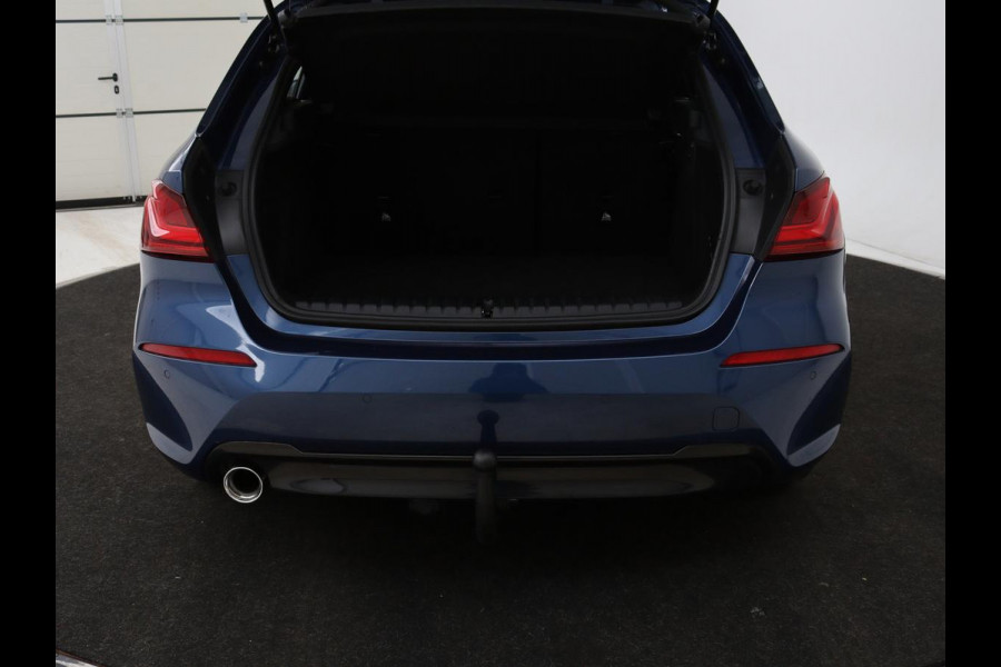 BMW 1-serie 118i Intro Ed. | Carplay | Full LED | Sportstoelen | Navigatie | Climate control | Bleutooth | PDC | Trekhaak | Sfeerverlichting