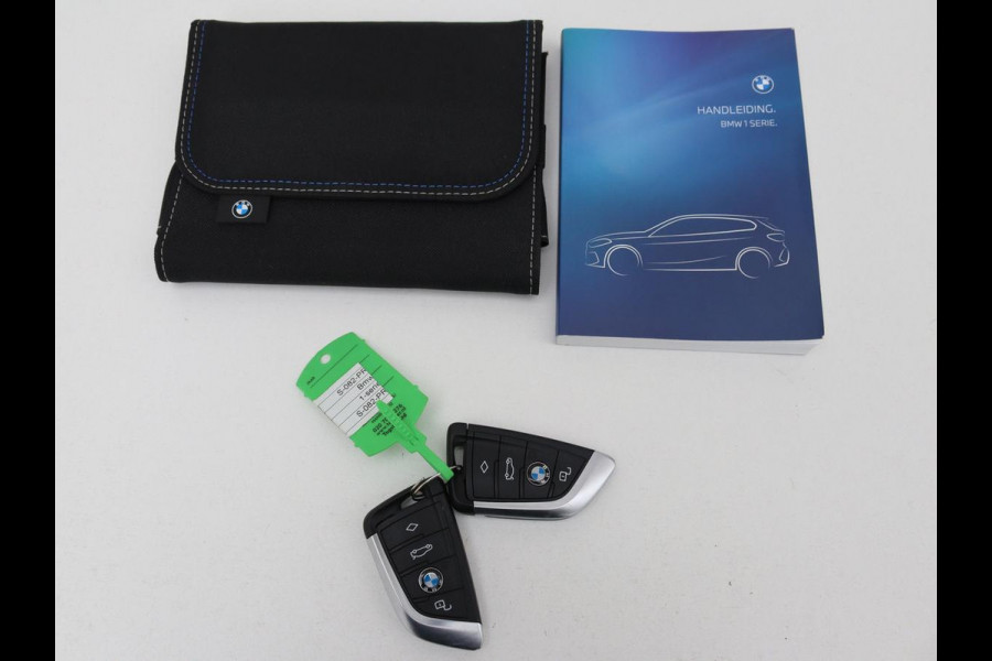 BMW 1-serie 118i Intro Ed. | Carplay | Full LED | Sportstoelen | Navigatie | Climate control | Bleutooth | PDC | Trekhaak | Sfeerverlichting