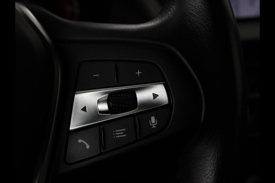 BMW 1-serie 118i Intro Ed. | Carplay | Full LED | Sportstoelen | Navigatie | Climate control | Bleutooth | PDC | Trekhaak | Sfeerverlichting