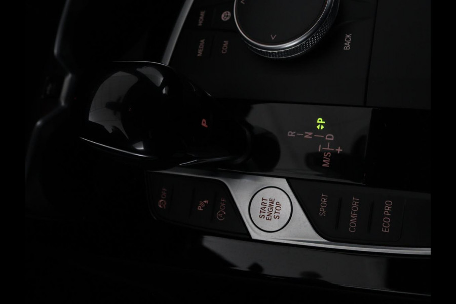 BMW 1-serie 118i Intro Ed. | Carplay | Full LED | Sportstoelen | Navigatie | Climate control | Bleutooth | PDC | Trekhaak | Sfeerverlichting