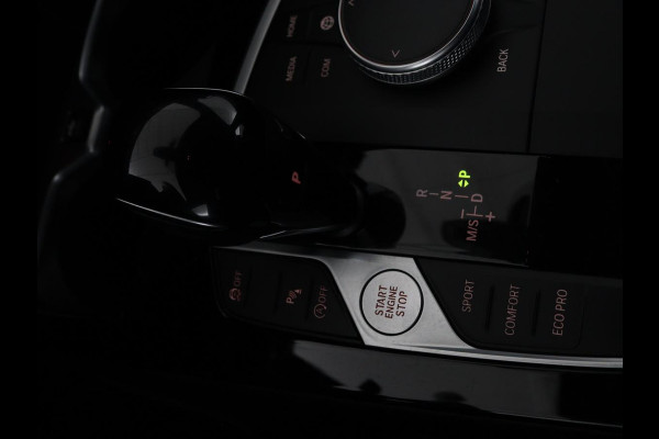 BMW 1-serie 118i Intro Ed. | Carplay | Full LED | Sportstoelen | Navigatie | Climate control | Bleutooth | PDC | Trekhaak | Sfeerverlichting